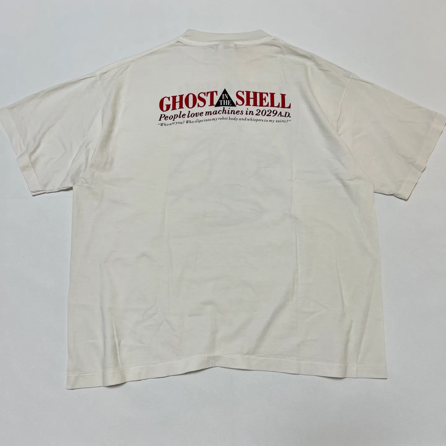 SAINT Mxxxxxx x GHOST IN THE SHELL ' GITS ' SS TEE/WHT Classic Big IP Ghost in the Shell co-branded Suzi Charge/Suzi Character TEE Off-white S-XL Cylindrical side seamless fabric 220g high gram weight OE yarn ⚠️Note: It is almost meaningless if it is not a cylindrical fabric Customized joint main mark/joint wash mark/little angel anti-counterfeiting label Original factory level printing factory Top purchasing agent level